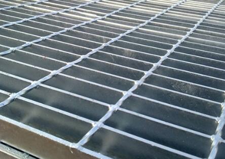 導(dǎo)致格柵板變形的原因是什么？