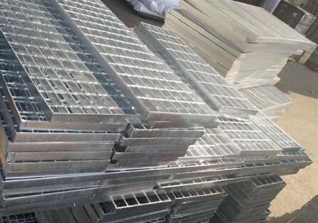 安裝鋼格柵時(shí)有什么注意事項(xiàng)？